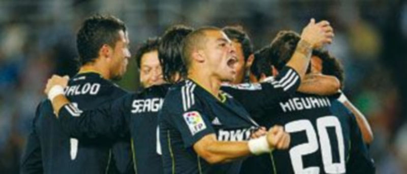 Los jugadores blancos felicitan a Di María tras firmar el primer tanto en Anoeta. / félix ordóñez (reuters)