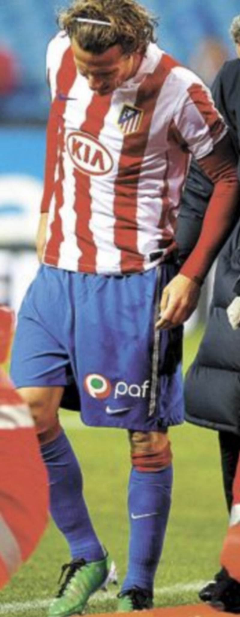 Forlán se retiró del terreno de juego lesionado. / Efe