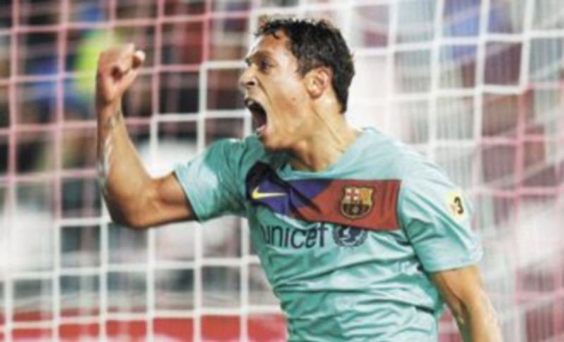 Adriano festeja el primer tanto del Barcelona en el estadio de los Juegos del Mediterráneo. / EFE.