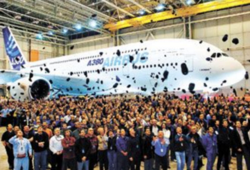 Los trabajadores de la fábrica de Airbus en Toulousse celebran la presentación en sociedad del gigante A-380