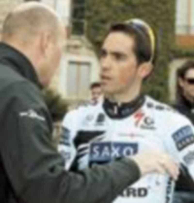 Alberto Contador habla con el director del equipo Saxo Bank