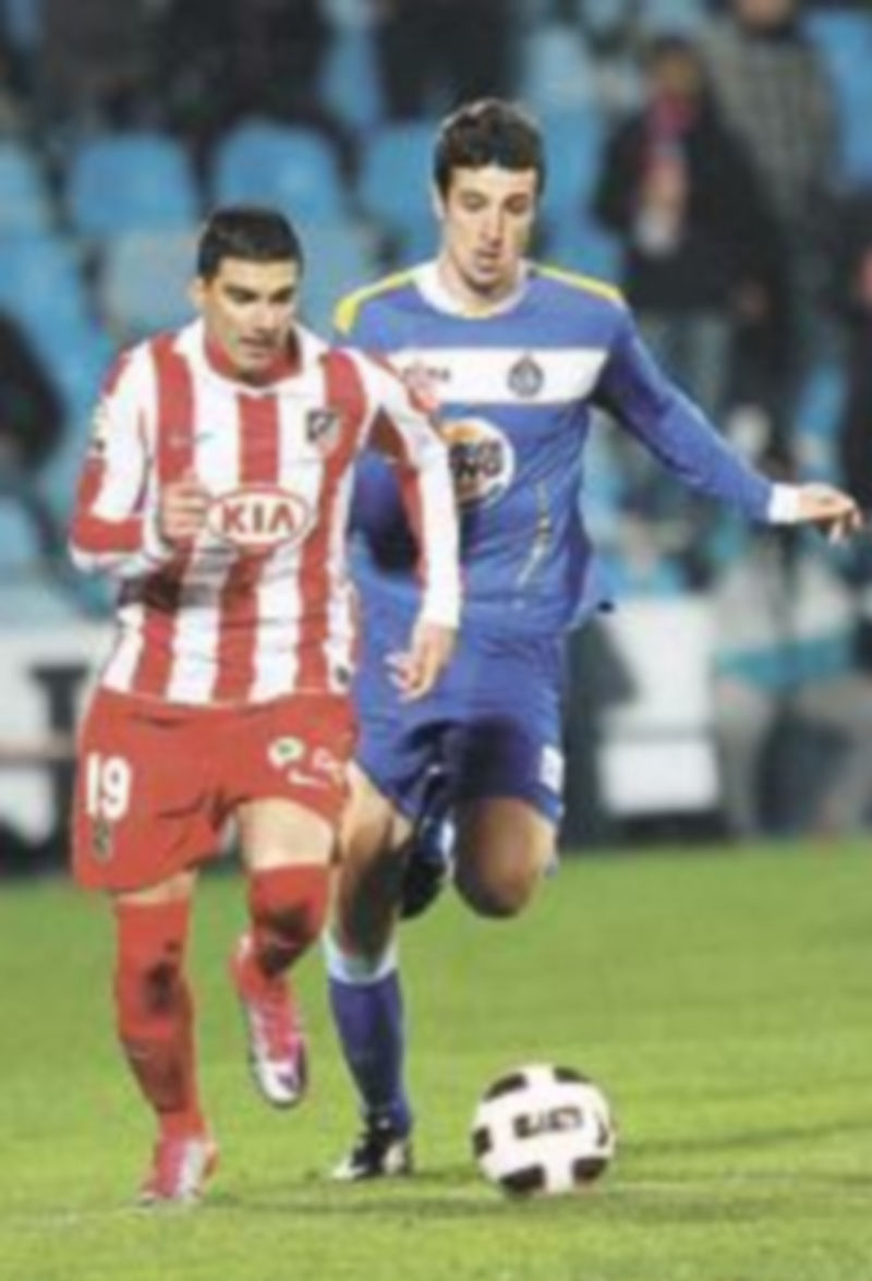 Reyes corre con el esférico presionado por Marcano. / a. martín (efe)