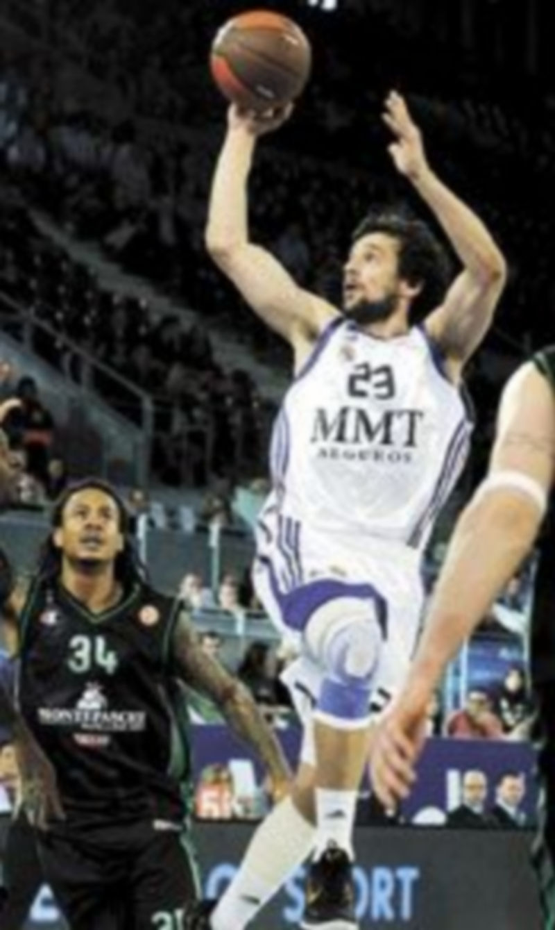 Llull lanza a canasta durante el duelo frente a los italianos. / Efe