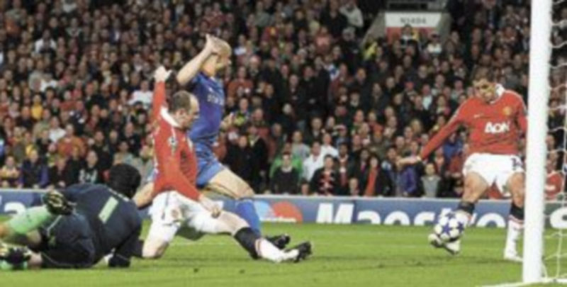 Momento en el que Javier ‘Chicharito’ Hernández anota el primer gol del partido. / Efe.