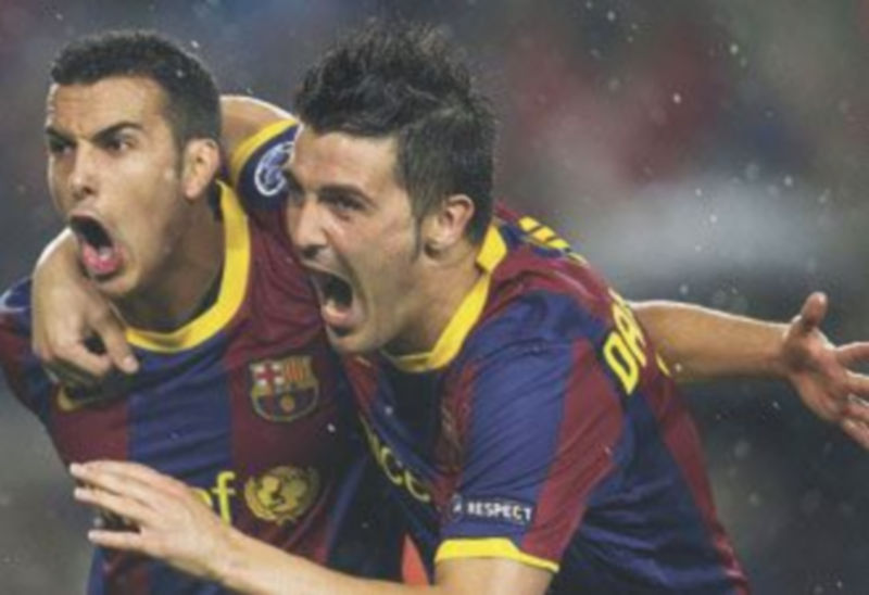 Pedro y Villa festejan el tanto anotado por el atacante tinerfeño. / Efe.