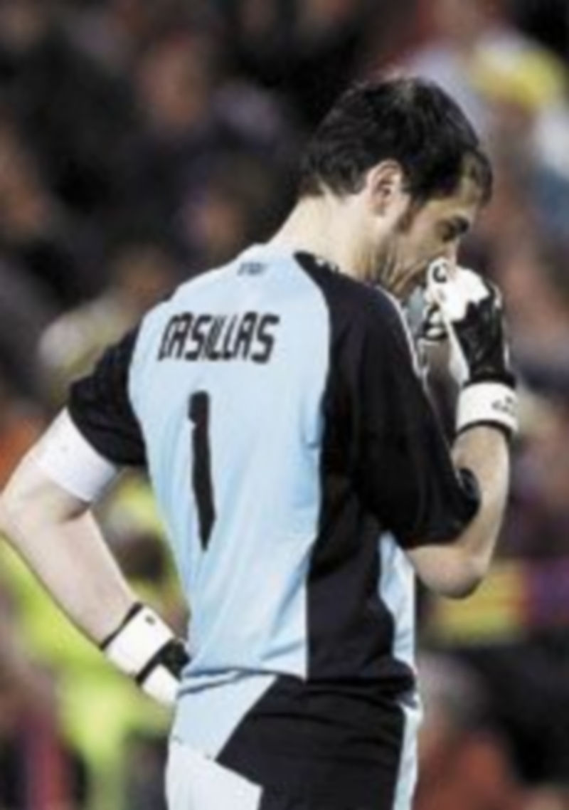 Casillas se mostró muy crítico con la actuación del colegiado al término del encuentro en el Camp Nou. / Efe