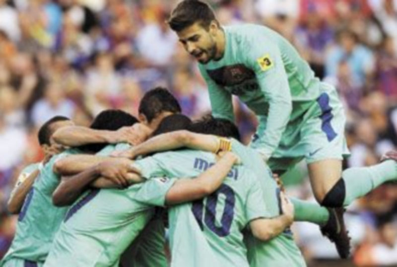 Los jugadores del conjunto azulgrana celebran el gol anotado por Keita. / Reuters