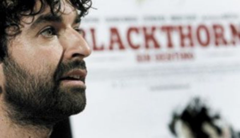 El cineasta canario Mateo Gil habla de su último largometraje en la presentación del mismo ayer en Madrid. / Efe.