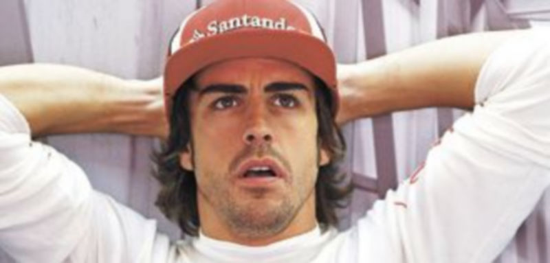 El piloto español observa la tabla de tiempos en una de las sesiones de entrenamientos en Hungaroring. /Reuters