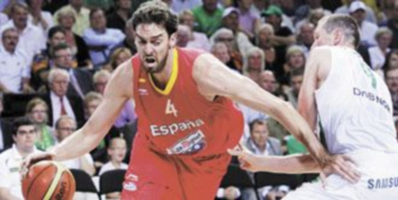 El español Pau Gasol intenta sobrepasar la defensa del lituano Darius Songaila. / I. Kalnins (Reuters)