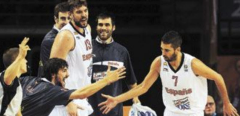 Juan Carlos Navarro celebra con sus compañeros una canasta conseguida durante el choque ante Eslovenia. / Efe