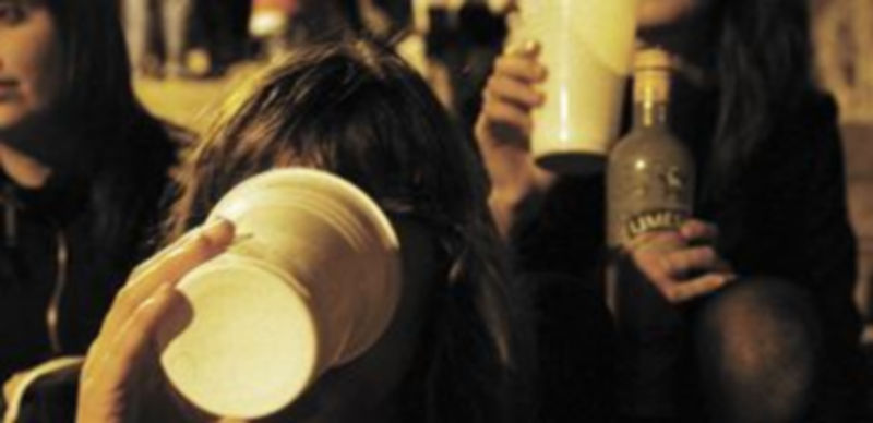 Muchos menores de edad se reúnen en los parques los fines de semana para realizar ‘botellón’. / Alberto Rodrigo.