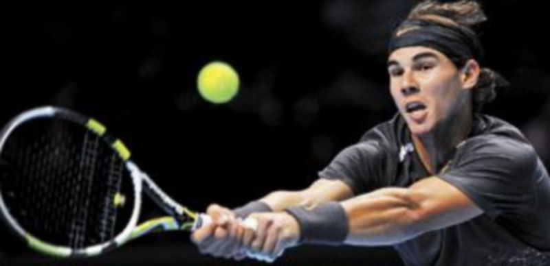 El número dos del mundo devuelve la bola durante su encuentro ante el suizo Roger Federer. / T. Melville (Reuters)