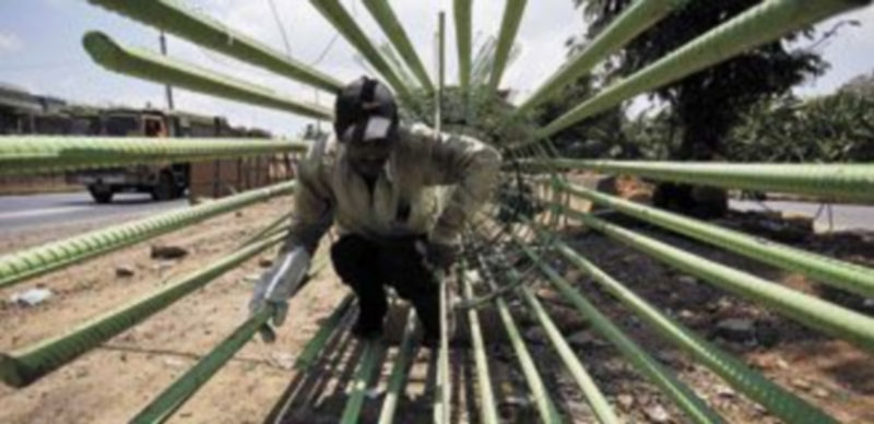 Un trabajador durante su jornada laboral. / Efe