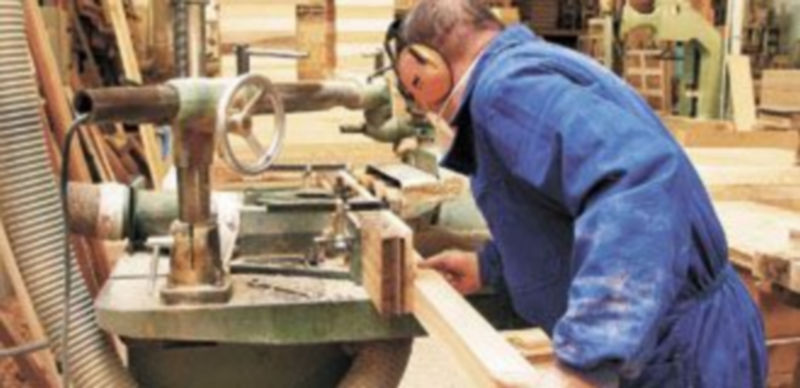 Un empleado del sector de la madera se protege contra el ruido provocado por las máquinas durante su jornada laboral. / Valdivielso