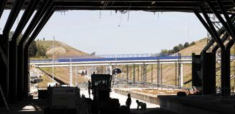 Un grupo de trabajadores construye una estación para el AVE
