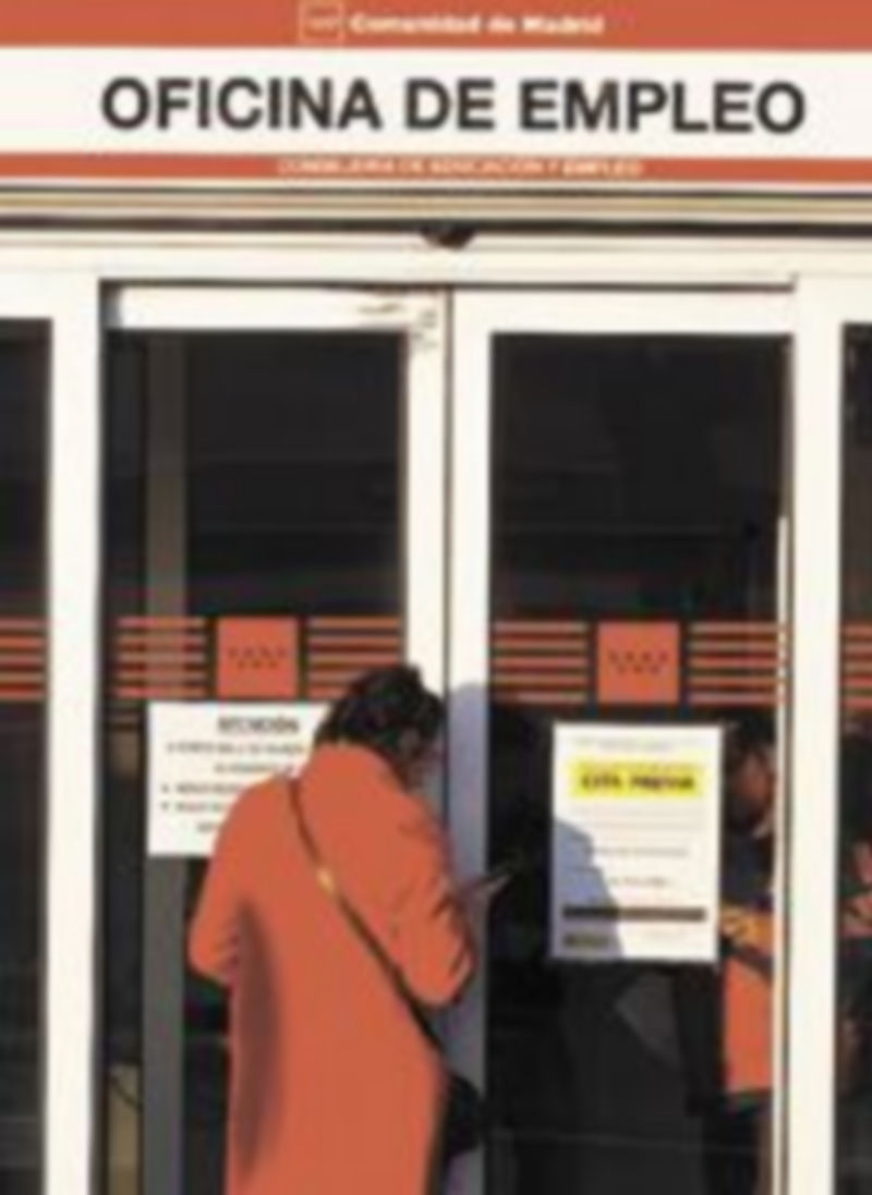Una mujer sin trabajo se dirige a una oficina madrileña de empleo. / Reuters.