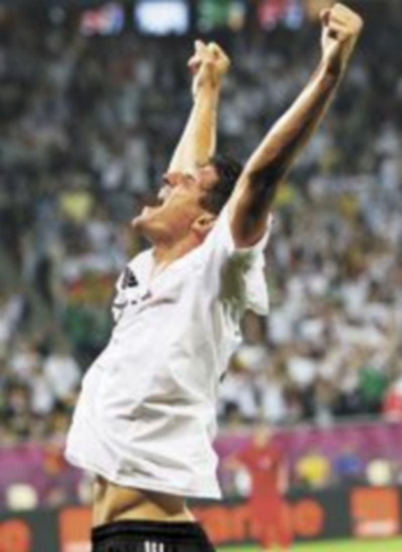 Mario Gómenz festeja el tanto de la victoria frente al combinado luso. / Reuters.