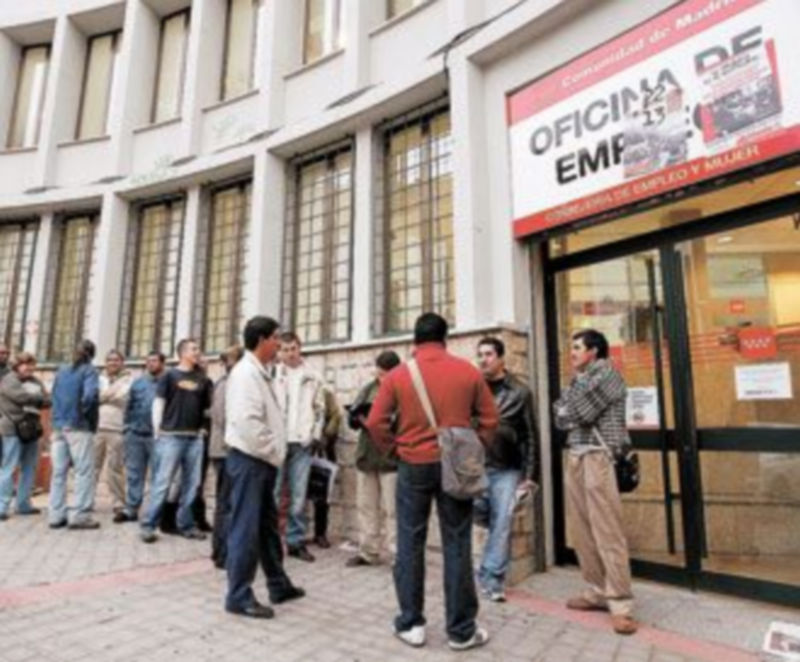 Un grupo de personas hace cola ante una oficina del Servicio Público de Empleo de Madrid. / E.N. (EFE)