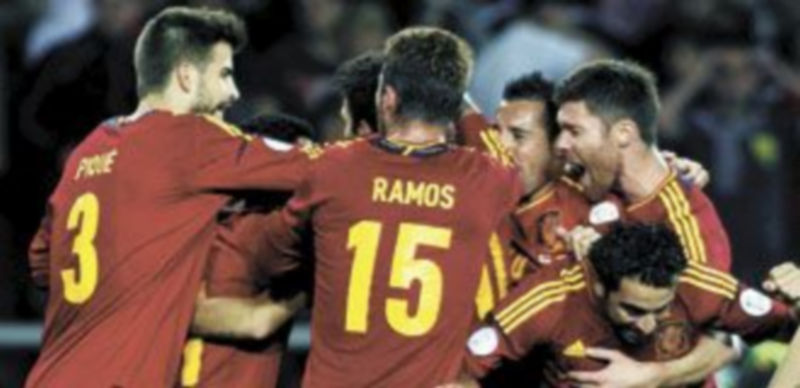 Los jugadores del combinado nacional festejan el tanto de Soldado. / Reuters