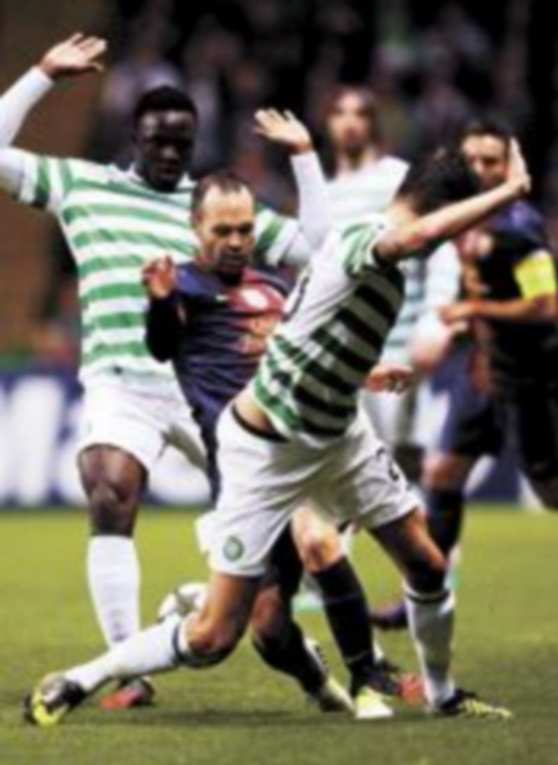 Iniesta intenta sacar el esférico entre Wanyama y Lustig. / David moir (Reuters)