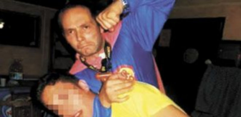 Imagen del presunto pedófilo junto a un menor.