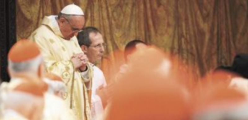 El nuevo Pontífice oficia una eucaristía junto a todos los cardenales que le eligieron Papa el pasado miércoles.  / Reuters