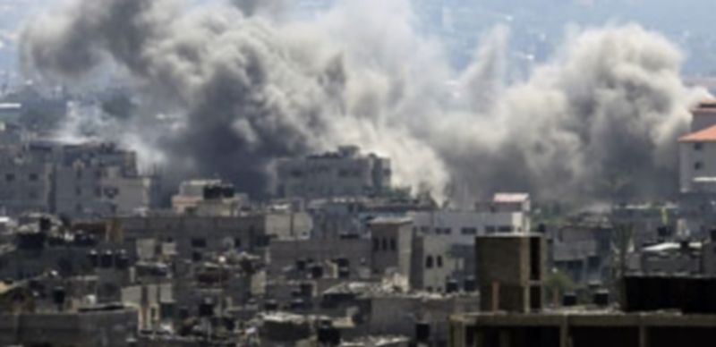 Un misil del Ejército israelí impacta en el sur de la ciudad de Gaza ayer miércoles. / Efe