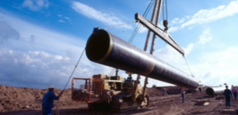 Operarios de Gas Natural Fenosa trabajan en la canalización de un gaseoducto. / Agencias