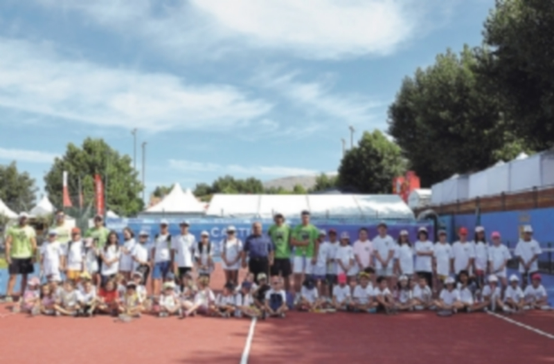 Foto de familia de los niños participantes en el clínic que se llevó a cabo en el Open. / P. Merino