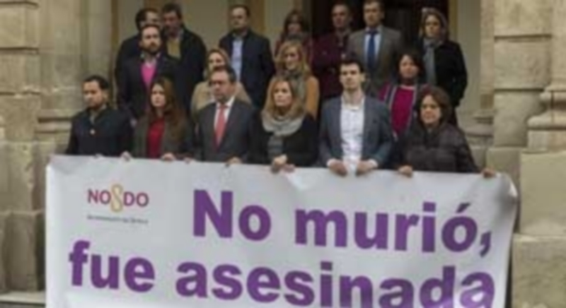 Decenas de personas se manifestaron frente al ayuntamiento de Lebrija. / Efe