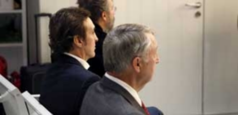 El cantante y exmiembro directivo de la Sociedad General de Autores Españoles (izq.)