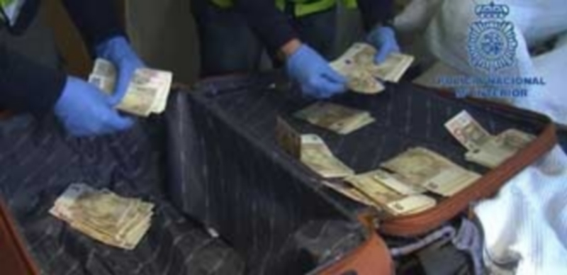 La Policía Nacional desarticula una red de tráfico de personas 1 Los agentes de la Policía Nacional se incautaron de 100.000 euros en efectivo escondidos en maletas de doble fondo. / Efe