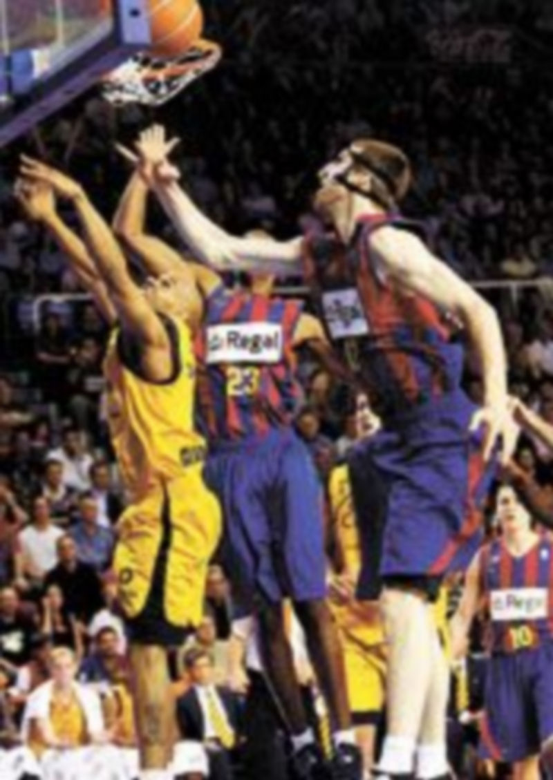 Augustine y los barcelonistas Vázquez y Morris luchan por el balón. / Efe