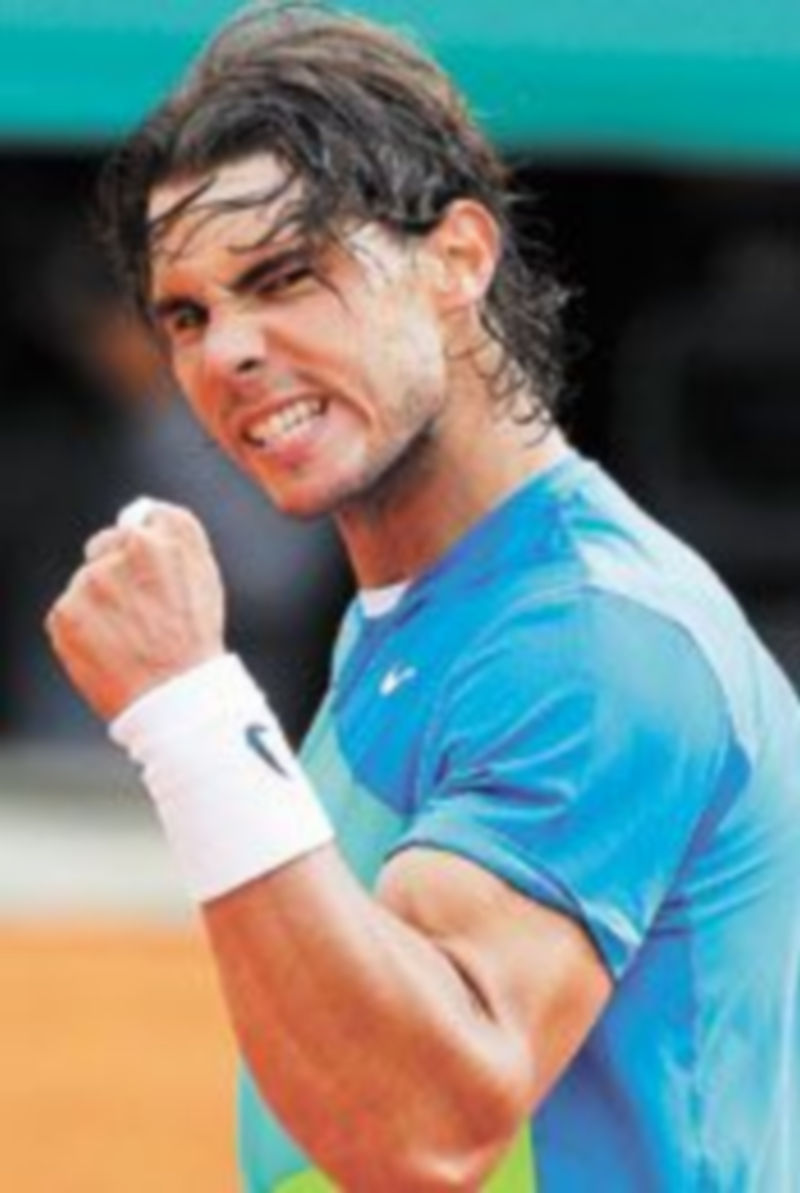 Rafa Nadal celebra uno de sus puntos conseguidos en París. / Efe