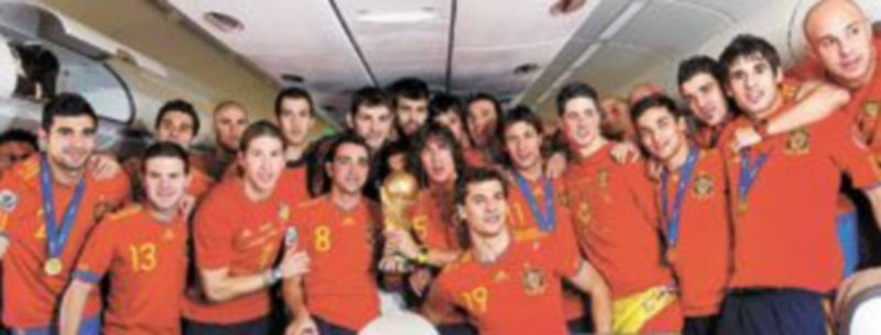 Los jugadores de la selección posan en el avión de vuelta a España con la copa del Mundo. / Efe