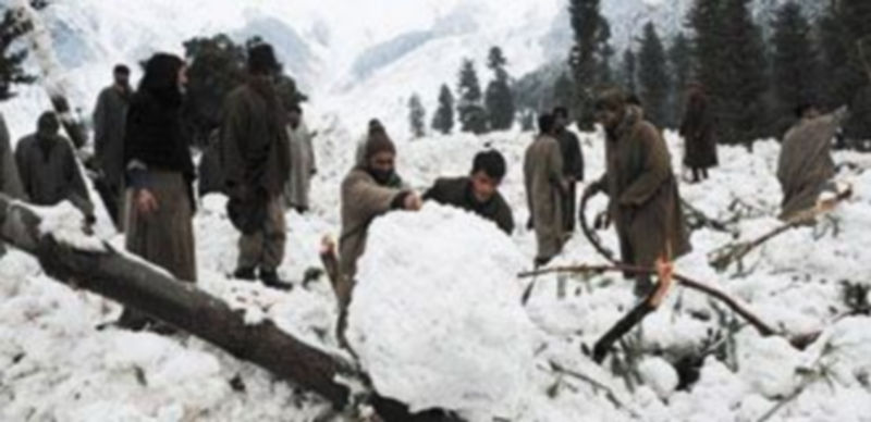 Decenas de personas se han sumado a las tareas de búsqueda de los militares enterrados por la nieve. / Hispantv.com