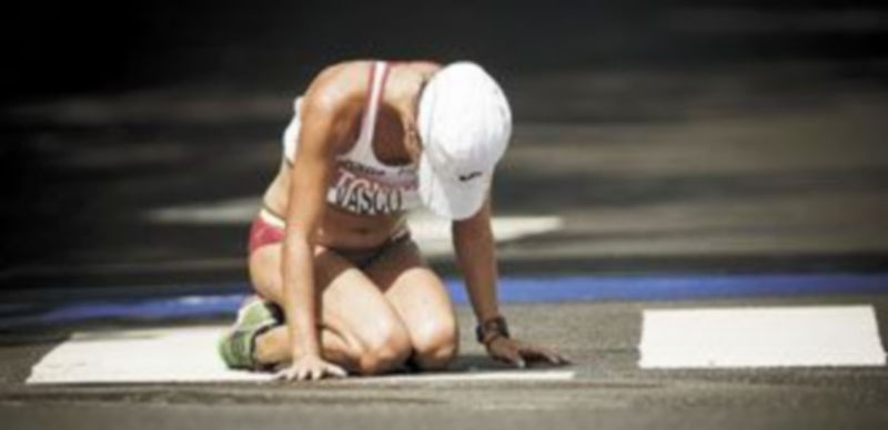 Momento en el que la marchadora catalana se desvanece tras finalizar su participación en la prueba disputada por las calles de Daegu. / Emilio Naranjo (Efe)