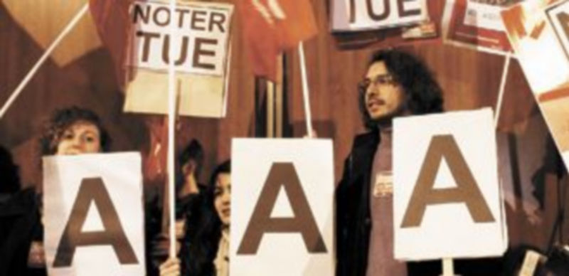 Un grupo de manifestantes protesta ante la bajada de la nota de deuda francesa por parte de la agencia de calificación Standard and Poor’s. / Gonzalo Fuentes (Reuters)