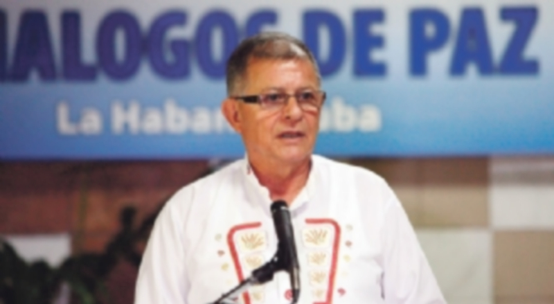 El comandante de las FARC Ricardo Téllez durante la lectura de un comunicado de prensa de la guerrilla. / EFE