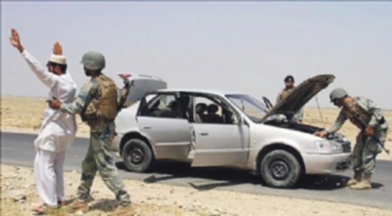 Miembros de las Fuerzas Armadas afganas cachean a varias personas. / EFE