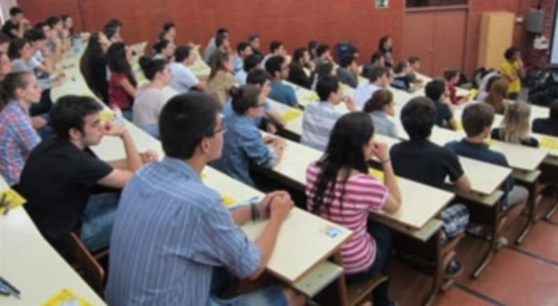 Los alumnos españoles mostraron resultados parecidos en cuanto a género en materias de Ciencias. / Europa Press