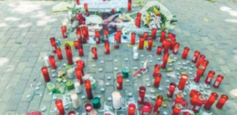 Las muestras de condolencia se han ido sucediendo en Cuenca por el asesinato de las dos jóvenes por Morate. / EFE