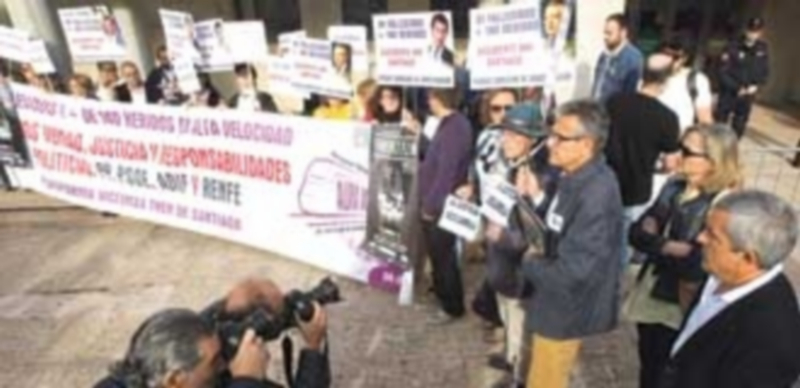 Alegan “falta de responsabilidad” al maquinista del accidente del Alvia 1 Algunas víctimas de la tragedia ferroviaria de Santiago se manifiestan frente ante los juzgados de la capital gallega. / EFE