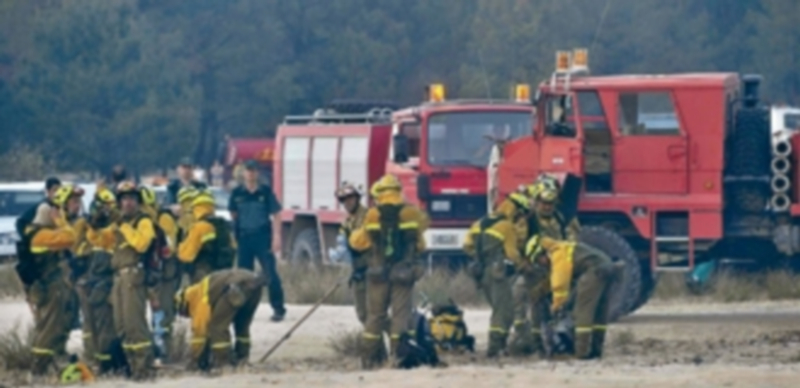 Cuadrillas terrestres y camiones autobomba durante un incendio en Cantalejo en verano de 2008