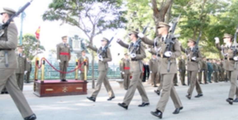 Las distintas unidades de alumnos de la Academia de Artillería desfilaron ante las autoridades civiles y militares al concluir el acto inaugural- / Fran Muñoz