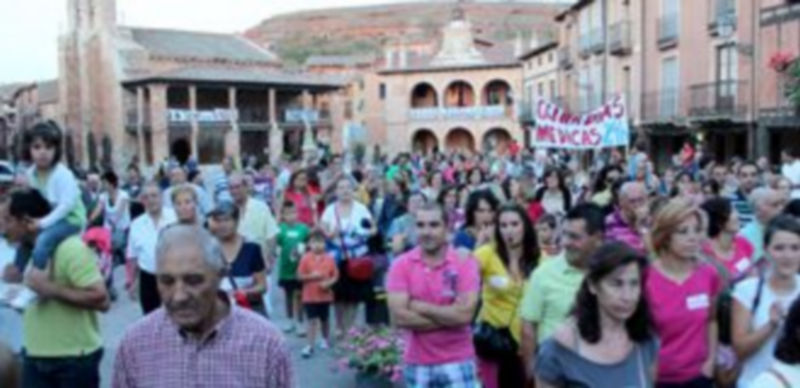 Multitudinaria manifestación celebrada el pasado sábado en Ayllón para protestar por el cierre del servicio de urgencias médicas de noche. / E. A.