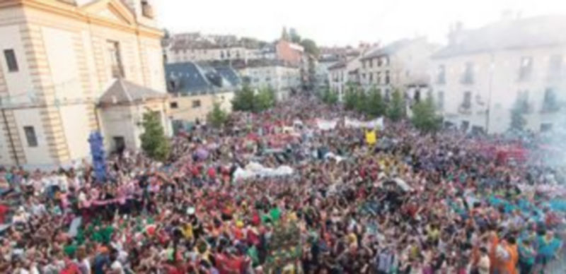 La Plaza de los Dolores acogió ayer a centenares de personas que celebraron  con mucha emoción la inauguración de las famosas fiestas a su patrón