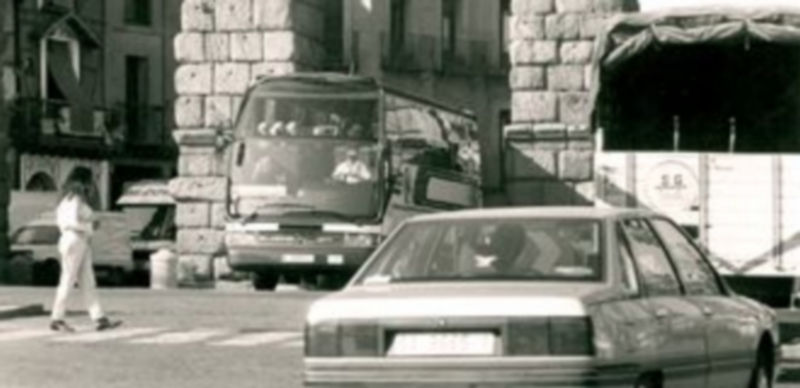 Cerca de 22.000 vehículos pasaban a diario bajo los arcos del Acueducto. El paso de autobuses y camiones de gran tonelaje era habitual. / Fernando Peñalosa