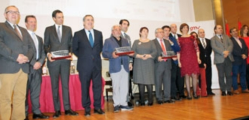 Los galardonados en la Gala Empresarial del Transporte y las autoridades posan  tras concluir la ceremonia./ m.galindo